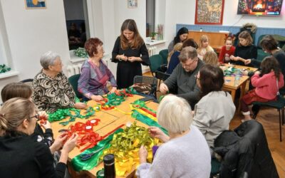Aktywny Klub Seniora, świąteczne warsztaty z kokardami w Klubie Arka