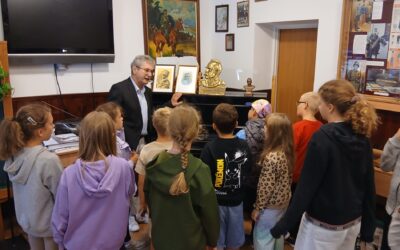 Lekcja historii z Małymi Piłsudczykami – fotorelacja z zajęć Klubu Arka