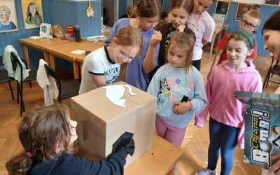Co kryje pudełko – fotorelacja z zabawy dla dzieci w Klubie Arka