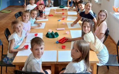 Lepimy z gliny – fotorelacja z warsztatów dla dzieci w Klubie Arka